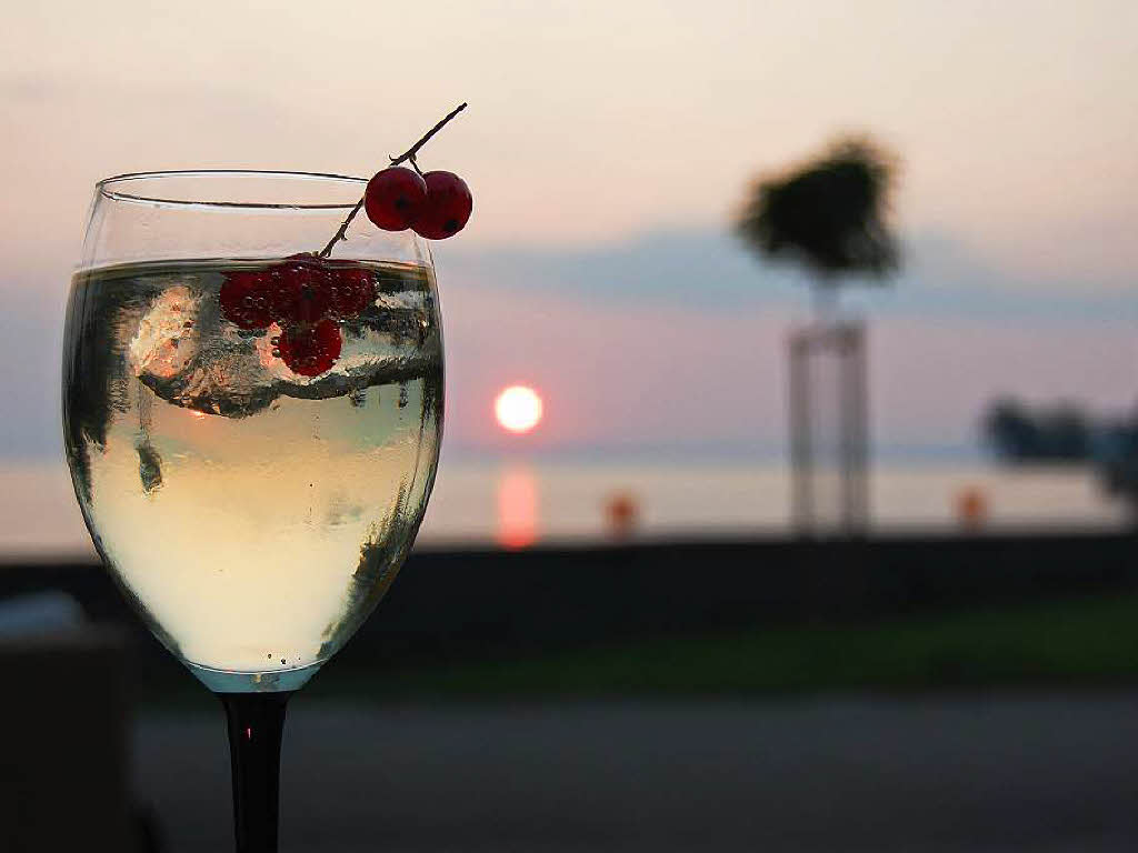 Toni Fritz genoss den Abend mit einem Cocktail beim Schloss Montfort in Langenargen am Bodensee. Rote Sonne im Hintergrund und rote Beeren im Glas: perfekt!