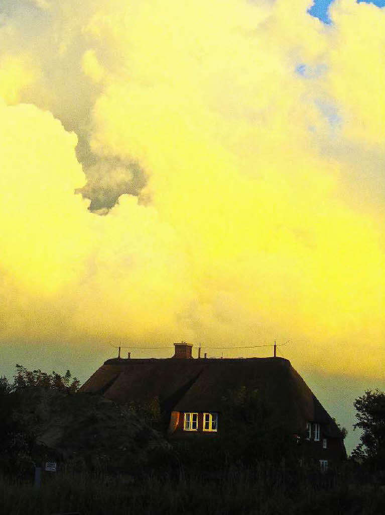 Einen gelben Himmel beobachtete Klaus-Walter Riechel aus Freiburg auf der nordfriesischen Insel Amrum. Die Natur berrascht immer wieder mit ihrem imposanten Farbenspiel.