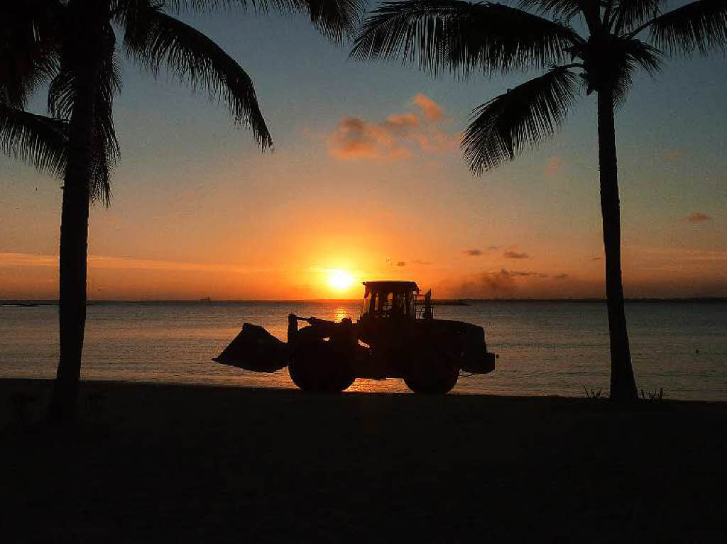 Palmen, Sonnenuntergang, weites Meer, da wrde man nicht unbedingt mit einem Radlader rechnen und doch passt das Fahrzeug zur Kulisse. Horst Schneider machte Urlaub in der Dominikanischen Republik.