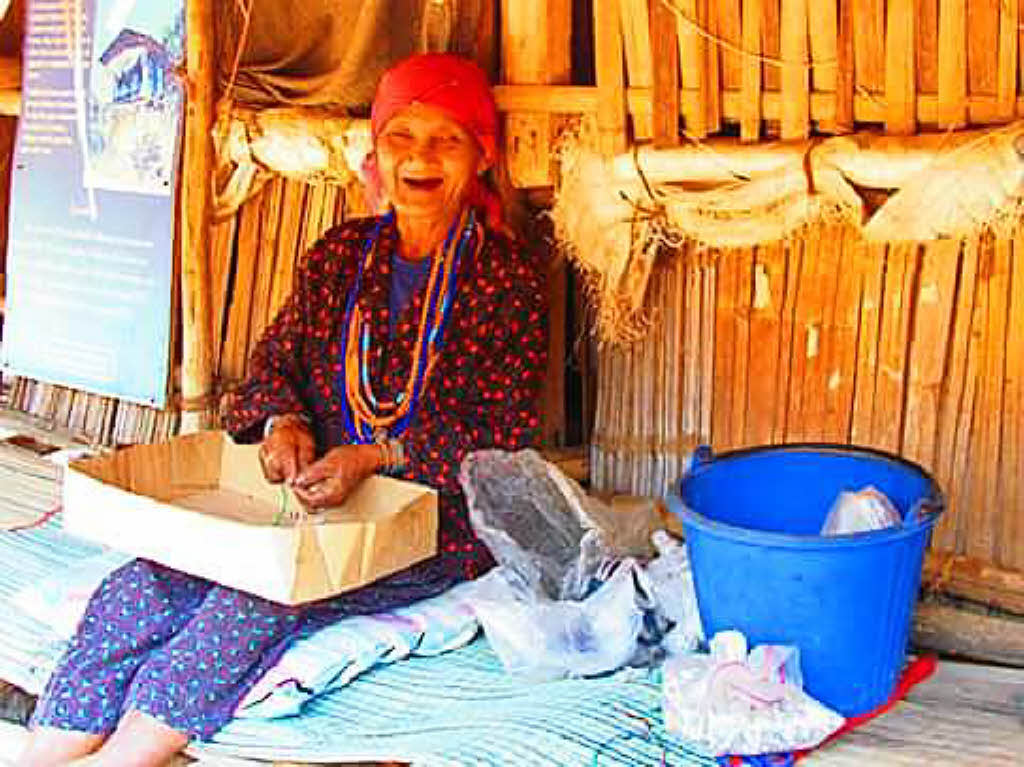 Thailnder werden auch als die Italiener Asiens bezeichnet und sind bekannt fr ihre freundliche und herzliche Art. Diese gut gelaunte Dame fotografierte Andrea Klausmann aus Elzach im Norden Thailands.
