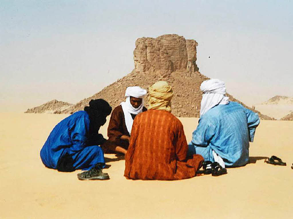 Eine kurze Teepause in der Sahara: Klaus Diringer aus Badenweiler machte eine Trekkingtour durch die algerische Sahara. Die Farbe der Kleidung signalisiert die jeweilige Herkunftsgruppe, schreibt er uns.