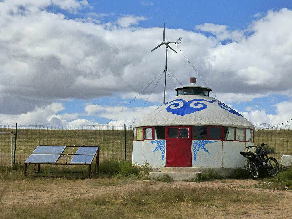 Hans-Peter Schmitt aus Endingen war in der inneren Mongolei in Nordchina unterwegs. Das Bild zeigt eine Jurte, welche mit alternativer Energie betrieben wird, also mit einem Sonnenkollektor und Windrad.