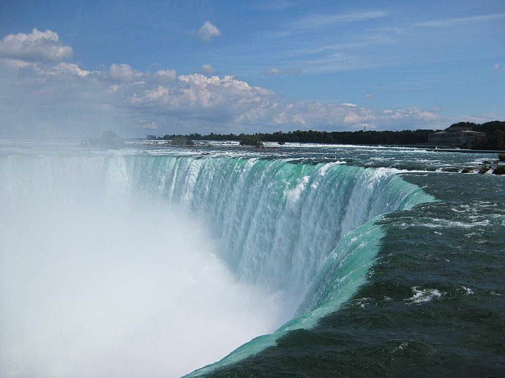 Fast kann man das Wasser rauschen hren. Die Niagara-Wasserflle, ein beeindruckendes Wunder der Natur und ein beliebtes Fotomotiv. Dieses Foto  stammt von Brigitte Litz.