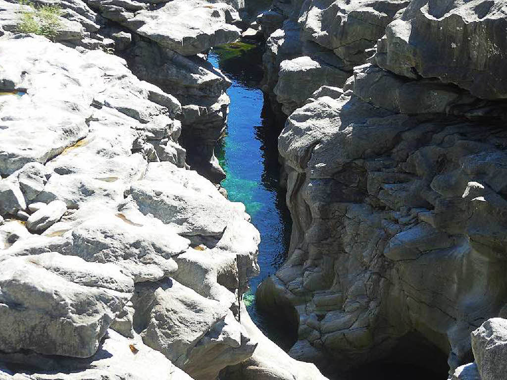 Weie Felsen und trkisfarbenes Wasser ergeben eine „bizarre Landschaft“, schreibt uns Angelika Maier aus Bernau im Schwarzwald, die im Valle Maggia im Kanton Tessin in der Schweiz unterwegs war.