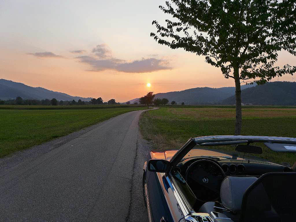 Rein ins Cabrio und auf und davon. Obwohl dieses Foto von Joachim Schuler aus Oberried ganz in der Nhe im Dreisamtal aufgenommen wurde, erweckt der idyllische Sonnenuntergang Fernweh.