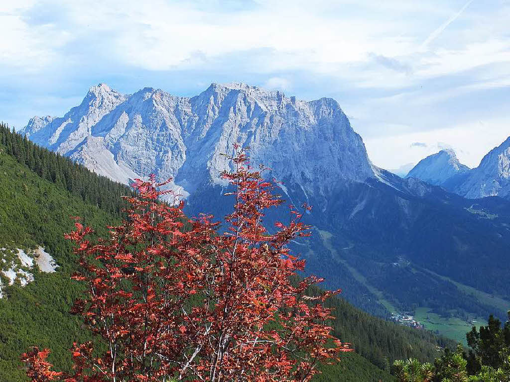 Berge und Tler machen das Wandern zu einem beliebten Urlaubssport. Friederike Wiesler aus Mnstertal fotografierte Deutschlands hchsten Bergwipfel, die Zugspitze.