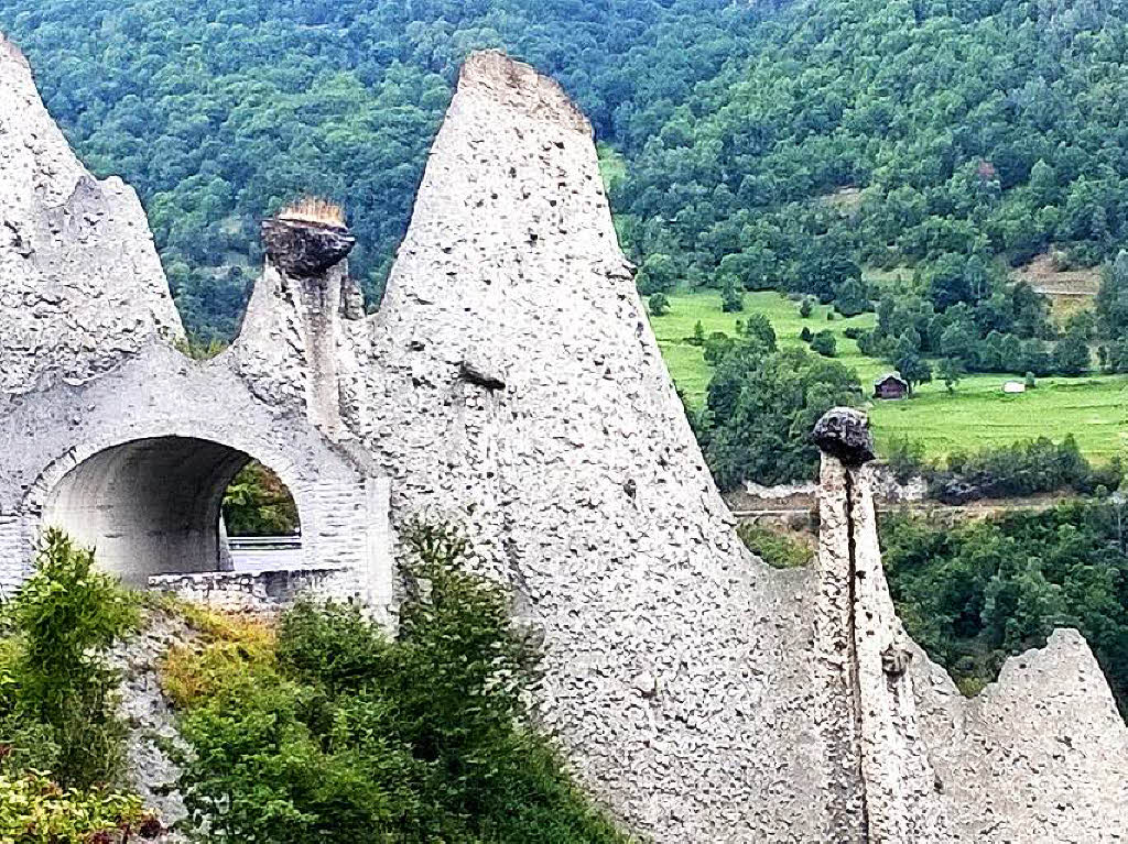 Diese Aufnahme von einer Steinpyramide im Val d'Hrens schickte uns Dieter Weingrtner. Er machte Urlaub im Wallis in der Schweiz.