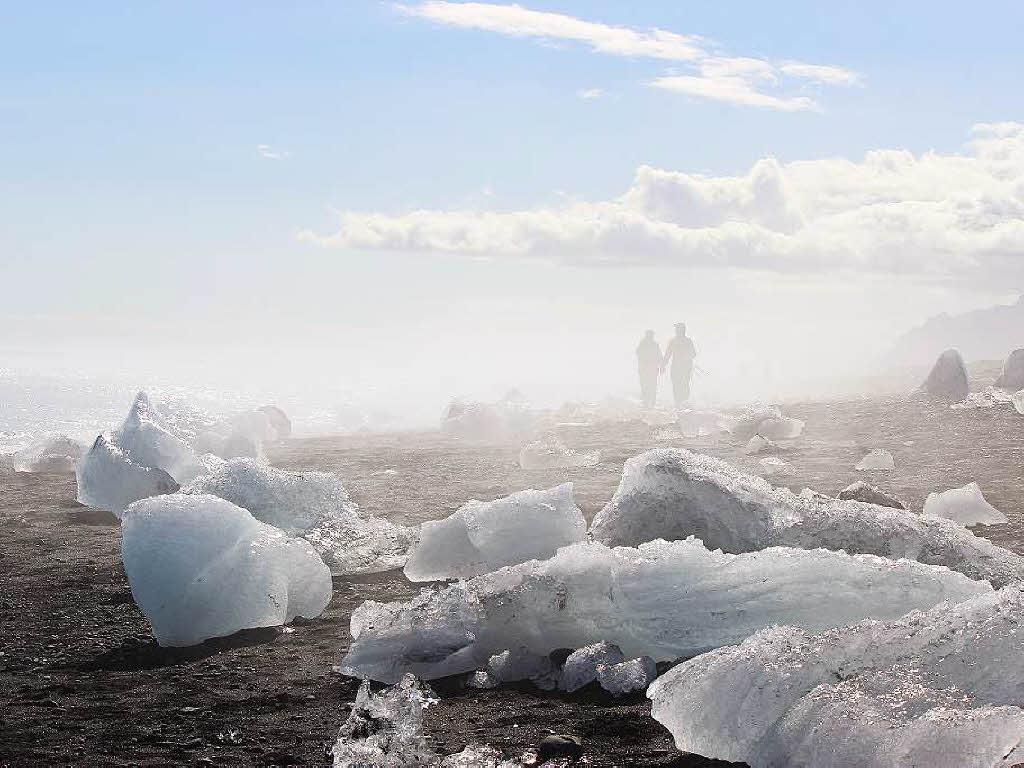 Eiszeit: Nicht jeden zieht es der Sonnen entgegen. Tina Wei aus Lrrach verbrachte ihre Ferien in Sdost-Island. Der Verdunstungsnebel der Eisblcke lie ein tolles Licht am Strand der Gletscherlagune Jkulsrln entstehen.