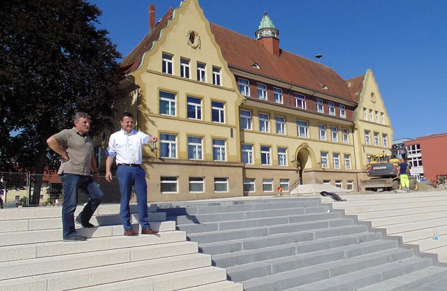 Stefan Kammerer (links) und Adrian Sch...auf der Treppe der Neuen Murger Mitte   | Foto: mig