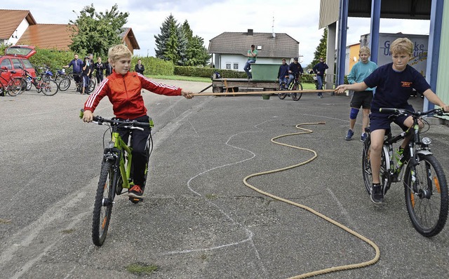 Leiselheim. Wei Jungs auf dem  Fahrrad...Kirschenfestgelnde Knigschaffhausen.  | Foto: Roland Vitt