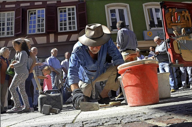 Gunter Demnig beim Verlegen der Steine fr die Familie Maier in der Marktstrae.  | Foto: CHRISTIAN KRAMBERG