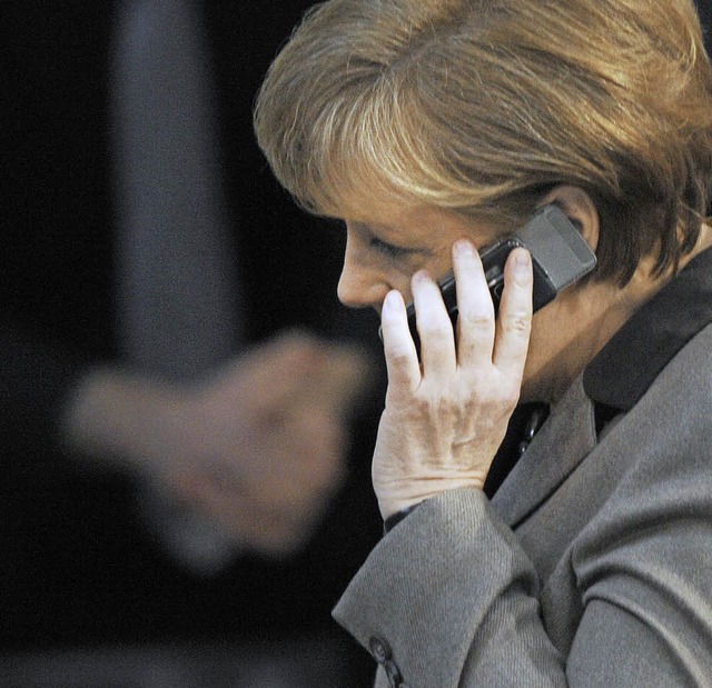 Kann auch nicht ohne ihr Handy aus dem Haus: Bundeskanzlerin Angela Merkel.  | Foto: dpa