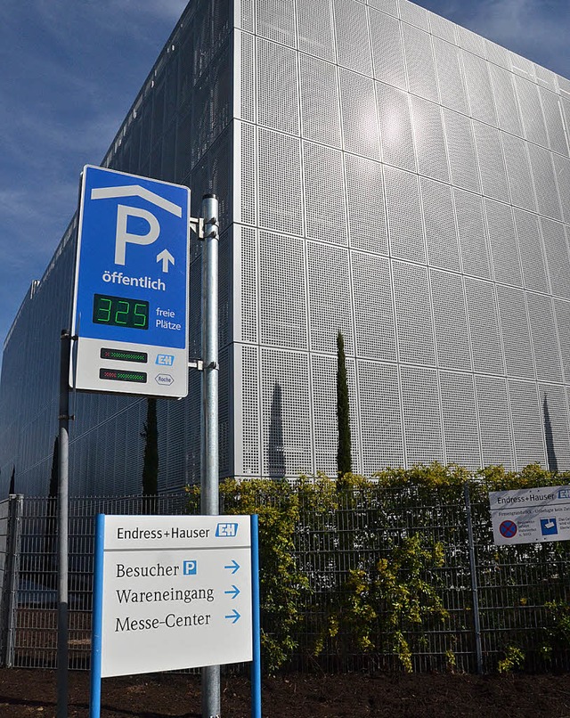 Die Anzeige vor dem Endress+Hauser-Par...infallstraen nach Friedlingen folgen.  | Foto: FILLISCH