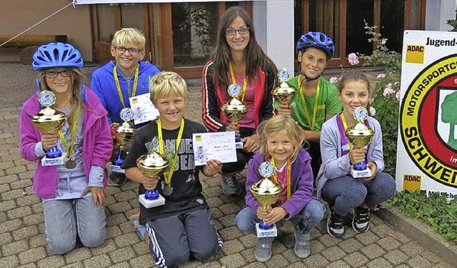 Die Gruppensieger freuen sich ber ihre Pokale.   | Foto: roland fischer