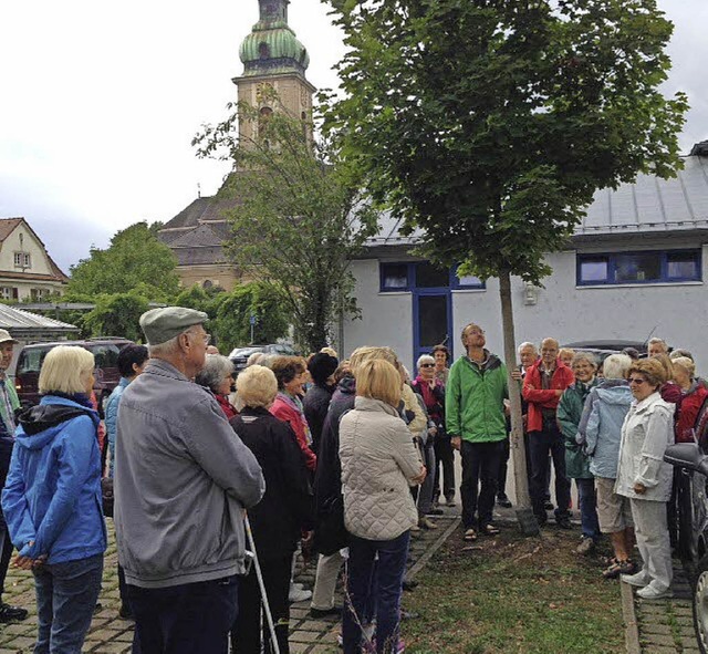 Essbare Bume stellte Thomas Schmidt d...ehmern der 3000-Schritte-Fhrung vor.   | Foto: zvg