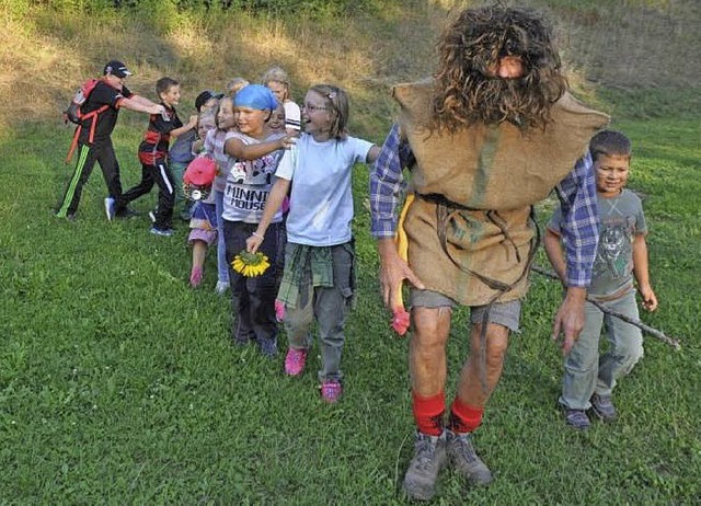 Die Kinder folgen dem Waldschrat auf der Suche nach dem Schatz.  | Foto: ZVG