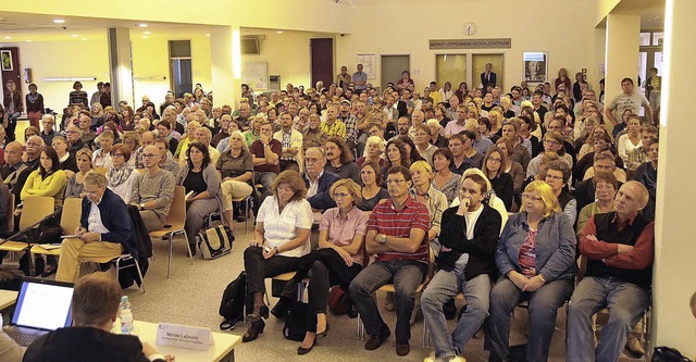 Die Meret-Oppenheim-Aula konnte die Me...ten. Zahlreiche Brger boten Hilfe an.  | Foto: Robert Bergmann