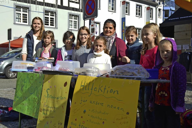 Die Kinder und Betreuer der stdtische...kt Kuchen zugunsten von Flchtlingen.   | Foto: Heilemann