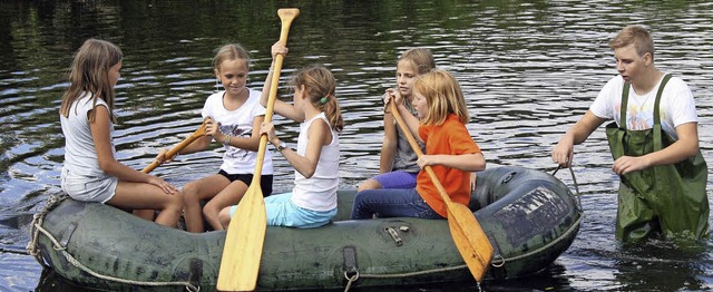 Beim Schlauchbootfahren auf der Wiese ...rienprogramm fand in Fahrnau statt.     | Foto: Ralph Lacher