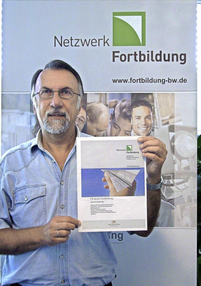 Der Vorsitzende des Netzwerkes, Hans H...entiert den neuen Fortbildungskatalog.  | Foto: ZVG