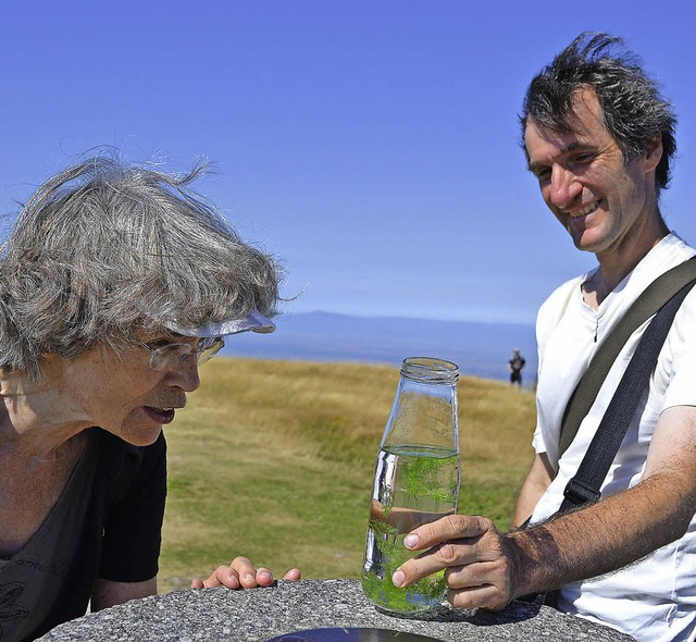 Bei einer Belchen-Exkursion erluterte... Hier hat er Brwurz in der Flasche.    | Foto: Paul Berger