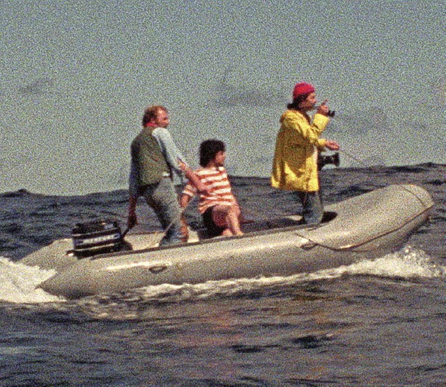 Das waren Zeiten: Greenpeaceaktivisten im Schlauchboot   | Foto: promo