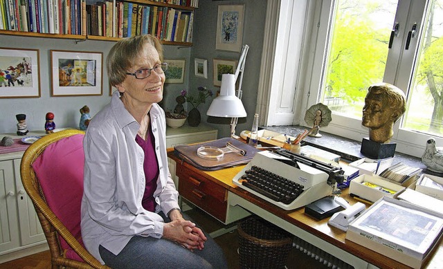 Karin Nyman am Schreibtisch ihrer 2002 gestorbenen Mutter in Stockholm  | Foto: dpa