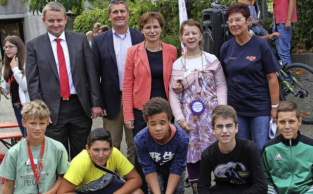 Edith Schreiner (hinten Mitte) gratuli...s) Anton, Ediz, Silas, Tili und  Ulas.  | Foto: Judtith Reinbold