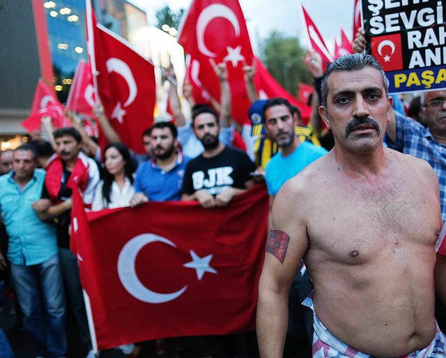 Trkische Nationalisten protestieren in Istanbul gegen die PKK.   | Foto: DPA