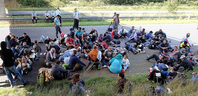 Flchtlinge auf einer dnischen Autobahn  | Foto: dpa