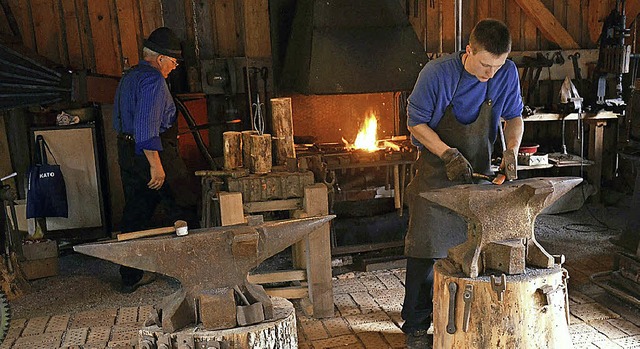 Handwerkskunst wird in  der alten Schm...d beim Strohfinkenmacher demonstriert.  | Foto: Edgar Steinfelder