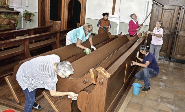 Jechtingen.  Auch unter den Kirchenbnken wurde geputzt.  | Foto: Roland Vitt