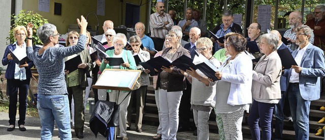 Jechtingen. Die Chorgemeinschaft &#822...hrung von Rita Jerke beim Liedvortrag.  | Foto: Roland Vitt