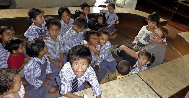 Lebhaft ging es zu, als Dorothea Oldak... kleine Schule in Kharipati besuchte.   | Foto: privat