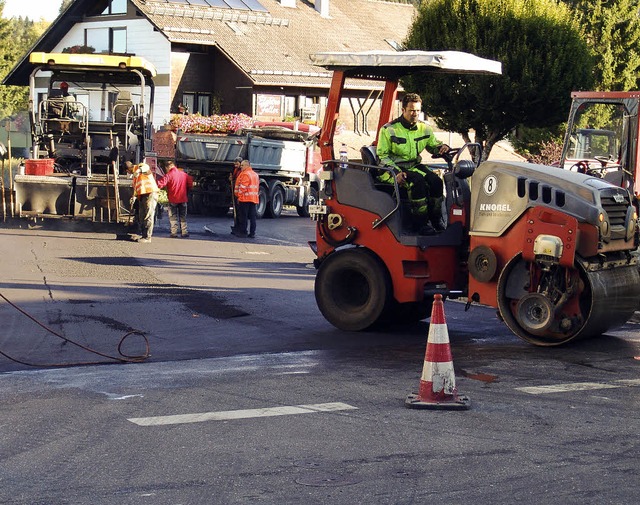 Mit Hochdruck arbeiteten gestern die S...lung der Ortsdurchfahrt in St. Mrgen.  | Foto: Heinrich Fehrenbach