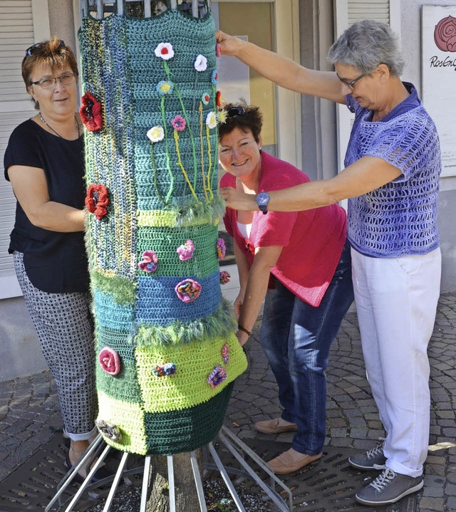 Motiv Blumenwiese: Einer der Bume bekommt seinen Mantel.   | Foto: Umiger