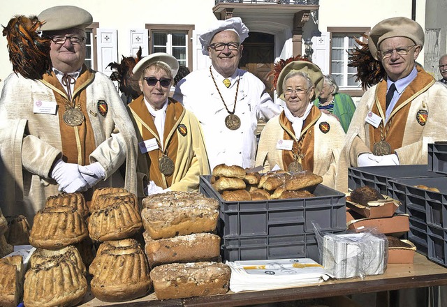 Jean-Marie Moessner (links)  und Marti...hren den ersten gemeinsamen Brotmarkt.  | Foto: Volker Mnch