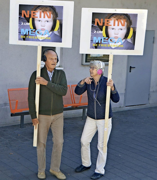Erwarteten den Zug bereits: Demonstran...n Ausbau des Bahnbetriebswerks Staufen  | Foto: Nikola Vogt