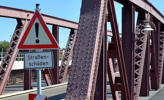 Die Straenschden an der Friedensbrcke sollen Mitte Oktober verschwinden.    | Foto: SENF