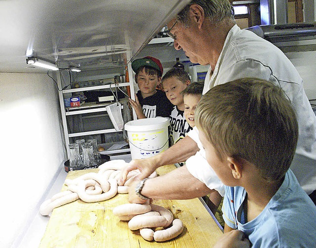 Wie entsteht eine Bratwurst? Aufmerksa...chen  den Erklrungen von Heinz Hess.   | Foto: Hrvoje Miloslavic