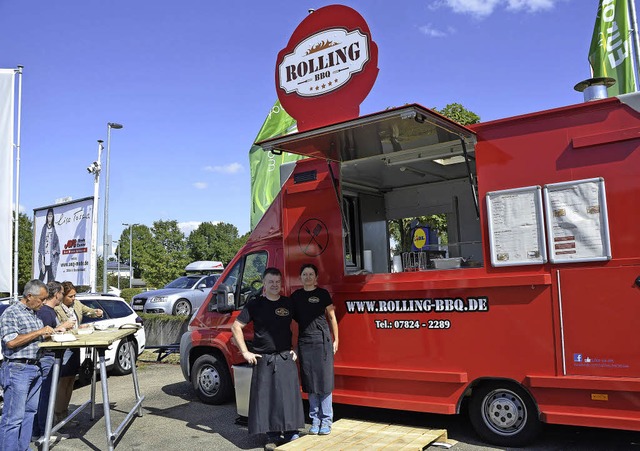 Stefan Roll und Andrea Illhardt vor ih...222;Sour Cream&#8220; und Krautsalat.   | Foto: Ralf Burgmaier