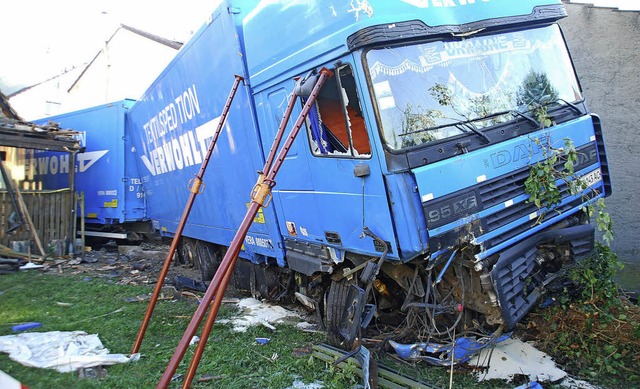 Der Lastwagen rammte einen Baum um und drohte im Garten umzukippen.  | Foto: Ralf Staub