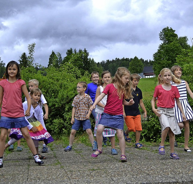 Endlich wieder Schule: Kommenden Monta... Archivbild  zeigt Kinder in Gresgen.   | Foto: Paul Berger