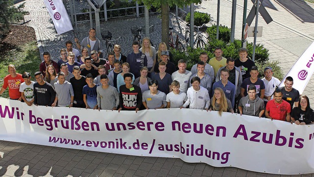 Die Auszubildenden von Evonik mit dem Begrungsplakat fr sie.  | Foto: ZVG