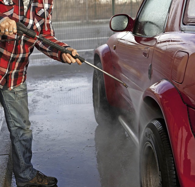 Wasser befreit das Auto vom  Urlaubsschmutz.    | Foto: dpa