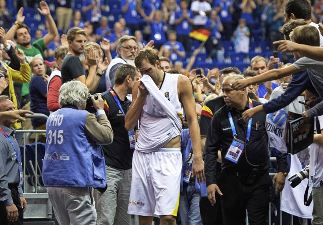 Trotz Niederlage ein gefragter Mann: Dirk Nowitzki (Mitte)  | Foto: dpa