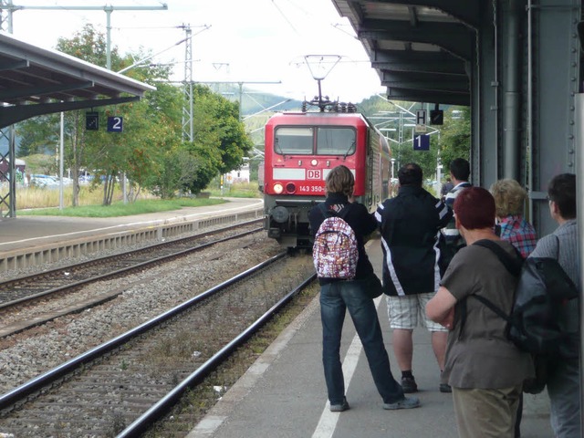 Die Hllentalbahn fhrt in den Bahnhof Titisee ein.  | Foto: peter stellmach