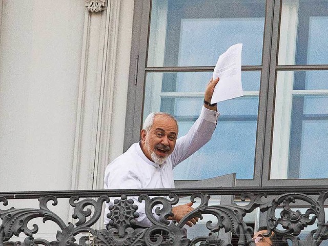 Irans Auenminister Mohammed Dschawad ...em Balkon des Coburg Palastes in Wien.  | Foto: dpa