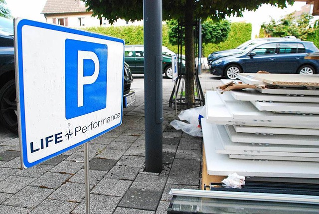 Auf den ehemaligen Mitarbeiterparkplt...e Performance lagert jetzt Bauschutt.   | Foto: Ralf Staub