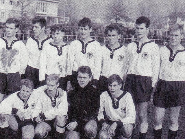 Die jungen Beckenbauer (obere Reihe, Z...ener Strae in Lrrach (Foto: DPa/zvg)  | Foto: zvg